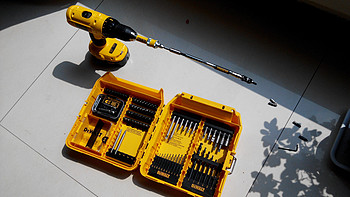 家居必备 篇三：DEWALT  得伟 DW2730 8 Piece Quick Change Drill and Drive Set和DWPVTHLD 弯曲接头