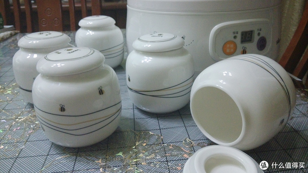 每个小罐子都是微胖的陶瓷蜂蜜罐~