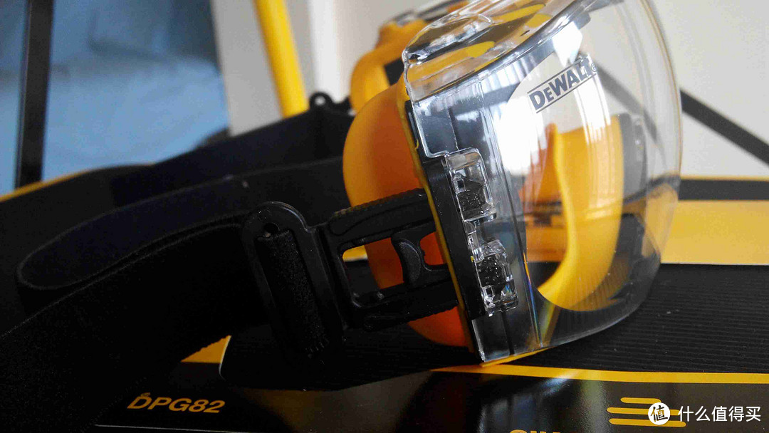 DEWALT  得伟 DPG52-9C 轻型护目镜、DPG82-11C 通风防雾双模多功能封闭安全护目镜