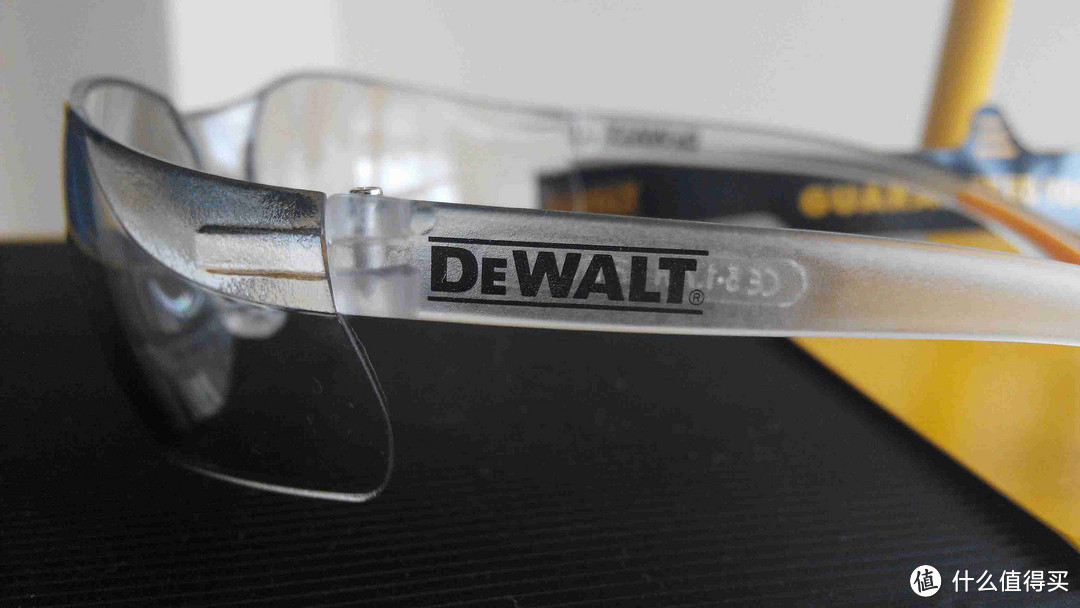 DEWALT  得伟 DPG52-9C 轻型护目镜、DPG82-11C 通风防雾双模多功能封闭安全护目镜