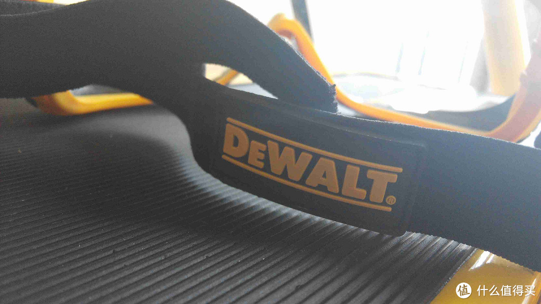 DEWALT  得伟 DPG52-9C 轻型护目镜、DPG82-11C 通风防雾双模多功能封闭安全护目镜