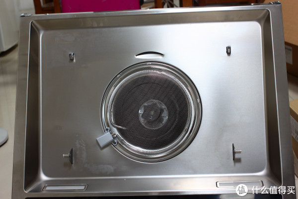 燃气灶背面,整块不锈钢压成. 再看油烟机.