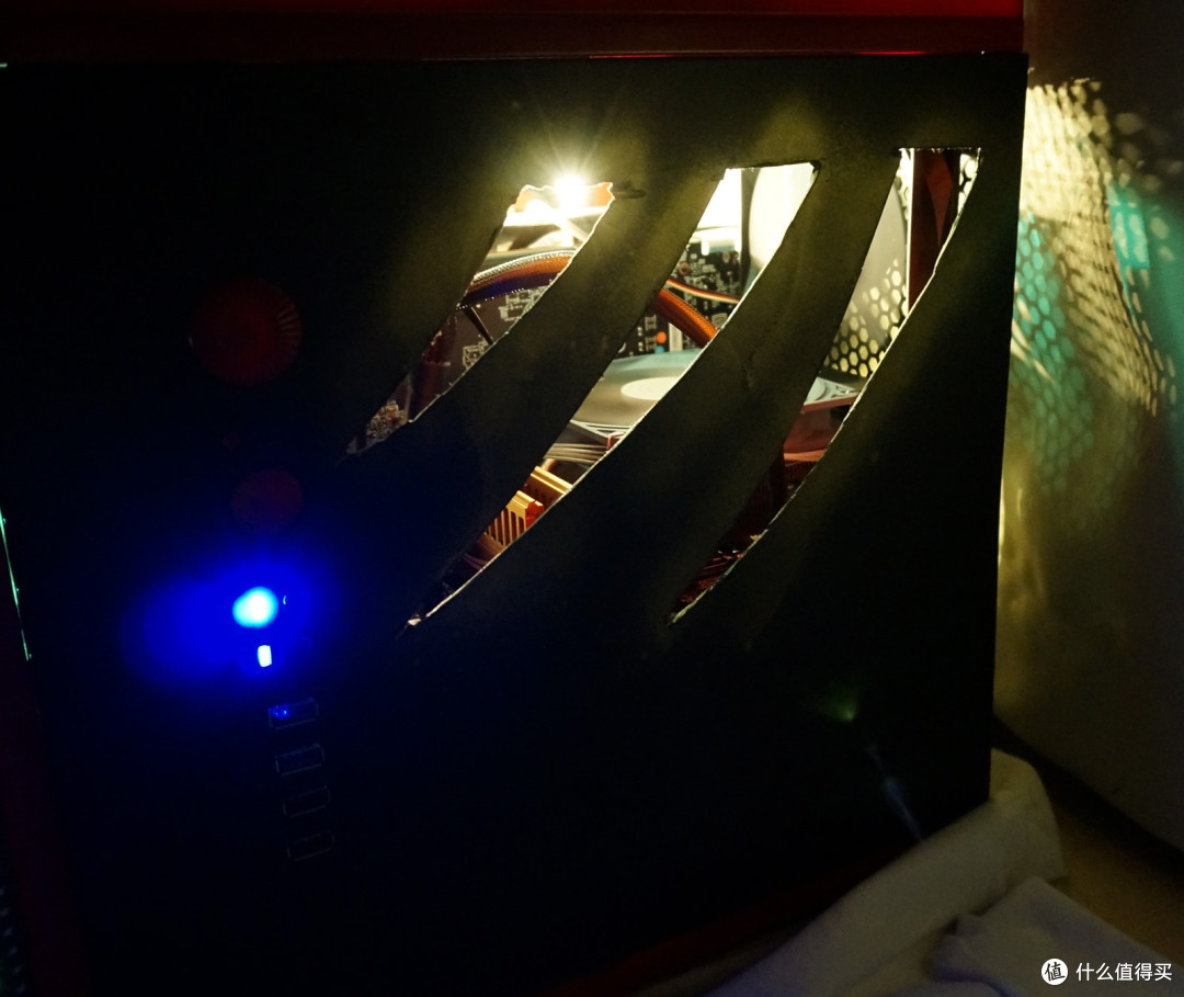 一座“城堡”的艺术之旅:DEEPCOOL 九州风神 蒸汽城堡变身“光污染”城堡