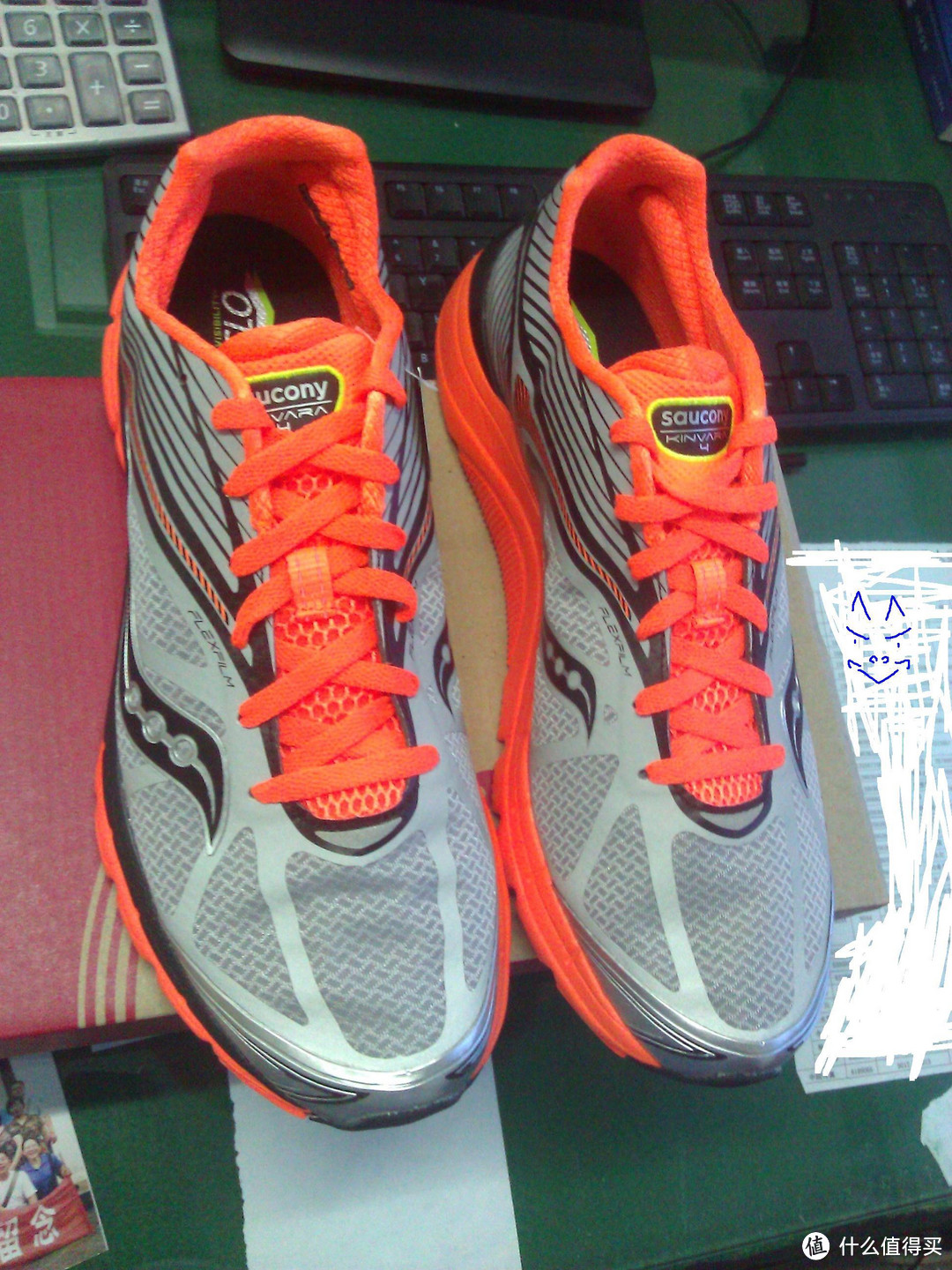 白天不懂夜的骚:Saucony 索康尼 Kinvara 4 Viziglo 男款跑鞋 夜光版