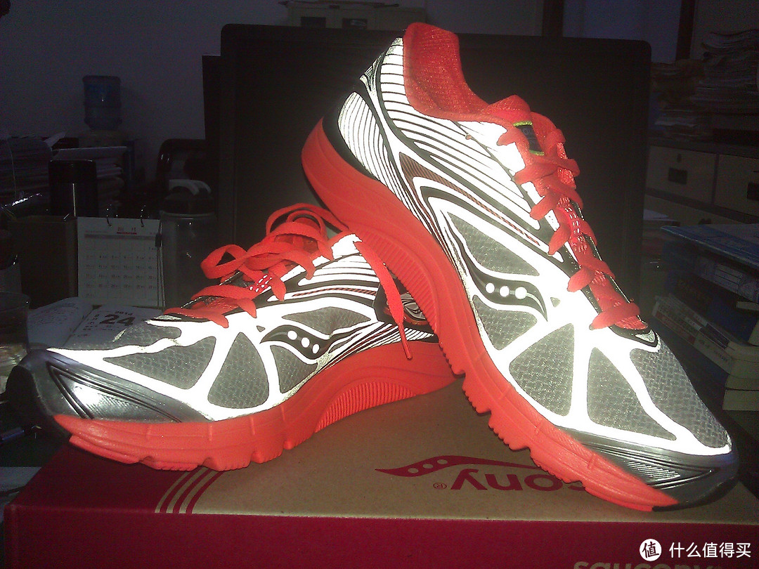 白天不懂夜的骚:Saucony 索康尼 Kinvara 4 Viziglo 男款跑鞋 夜光版
