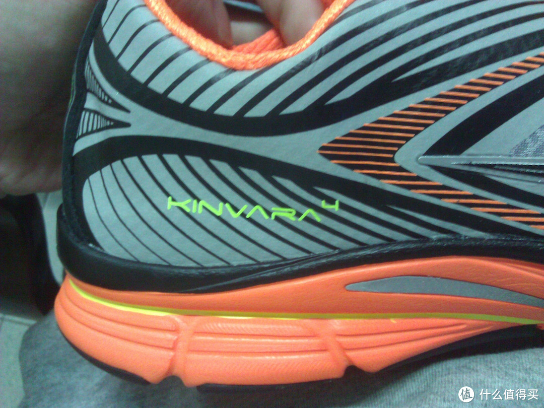 白天不懂夜的骚:Saucony 索康尼 Kinvara 4 Viziglo 男款跑鞋 夜光版
