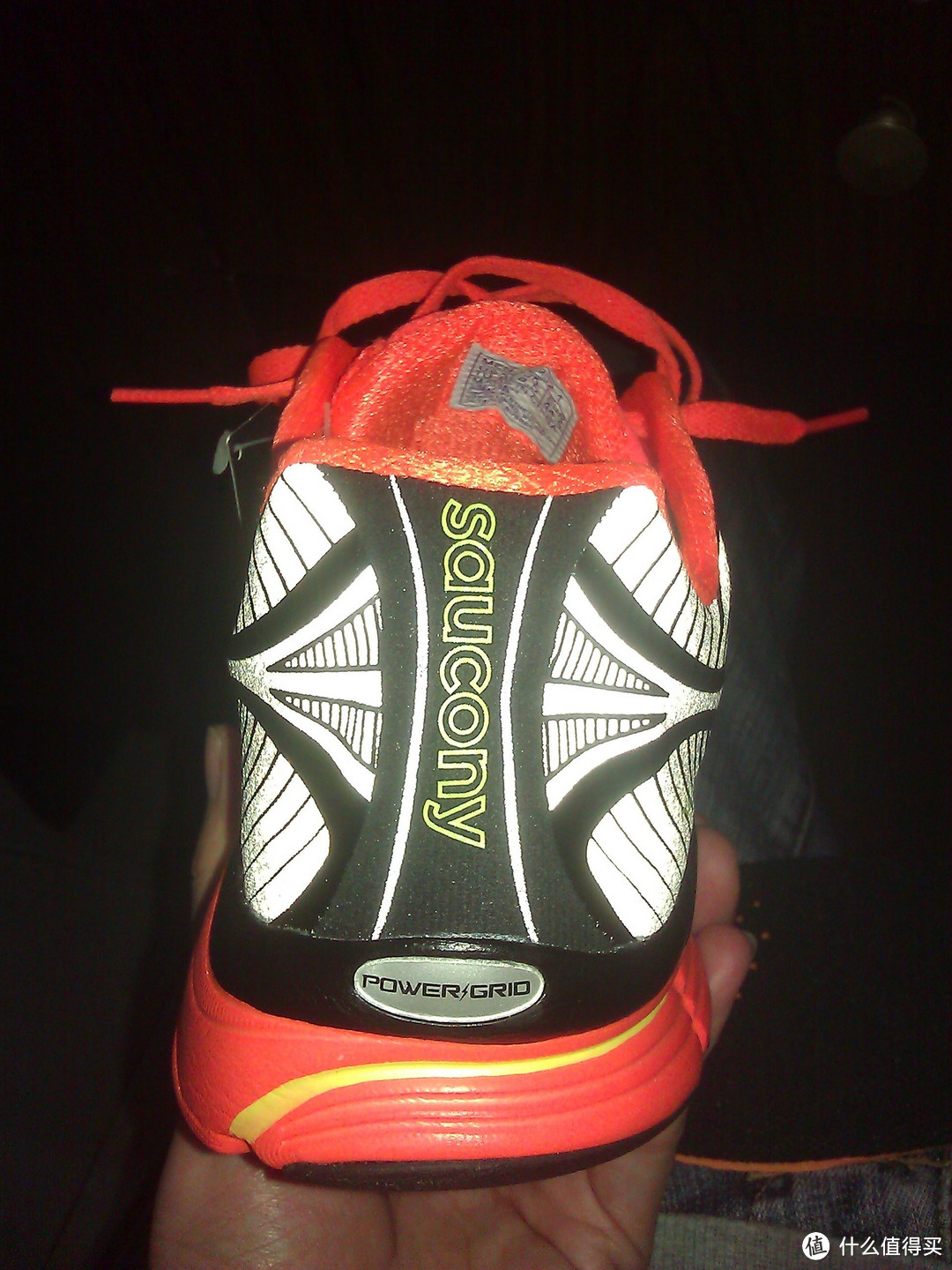 白天不懂夜的骚:Saucony 索康尼 Kinvara 4 Viziglo 男款跑鞋 夜光版
