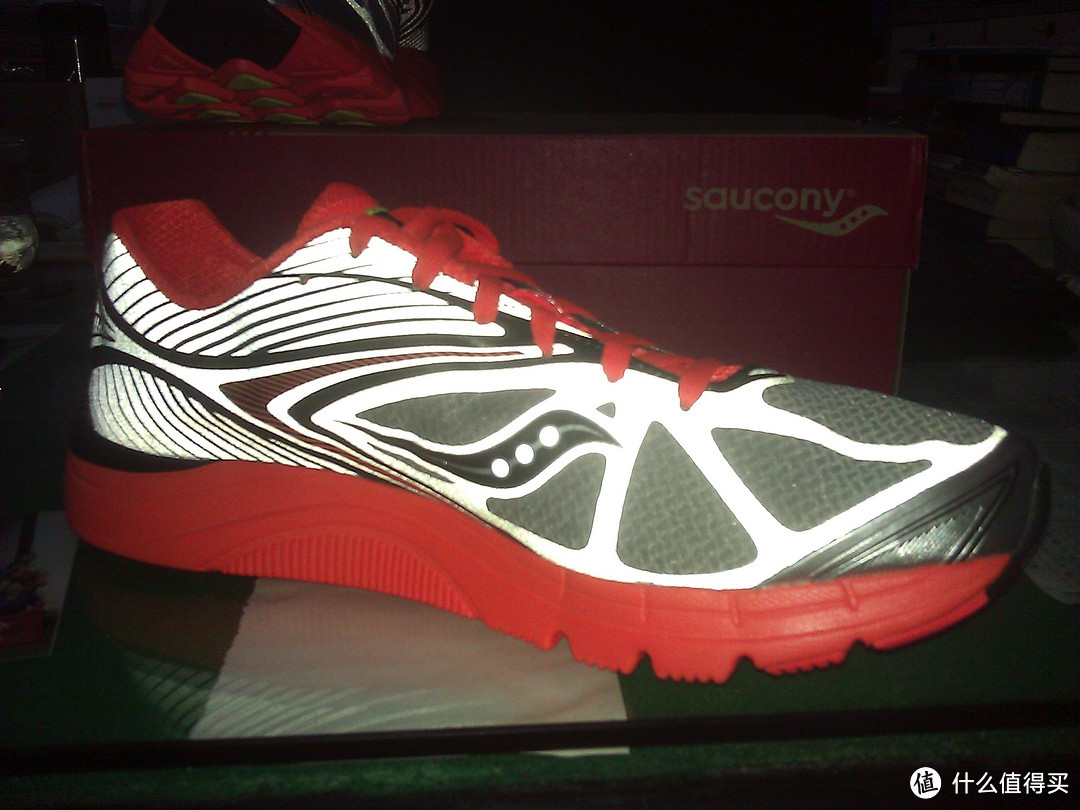 白天不懂夜的骚:Saucony 索康尼 Kinvara 4 Viziglo 男款跑鞋 夜光版