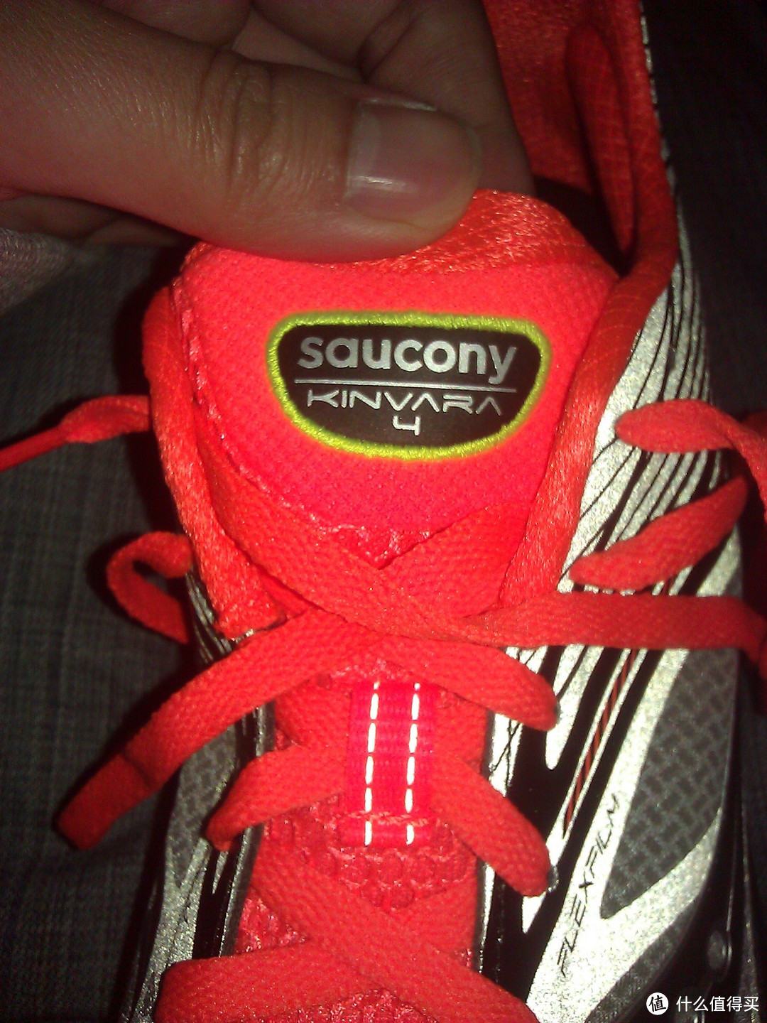 白天不懂夜的骚:Saucony 索康尼 Kinvara 4 Viziglo 男款跑鞋 夜光版