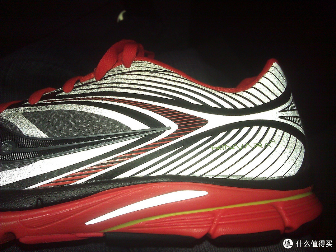 白天不懂夜的骚:Saucony 索康尼 Kinvara 4 Viziglo 男款跑鞋 夜光版