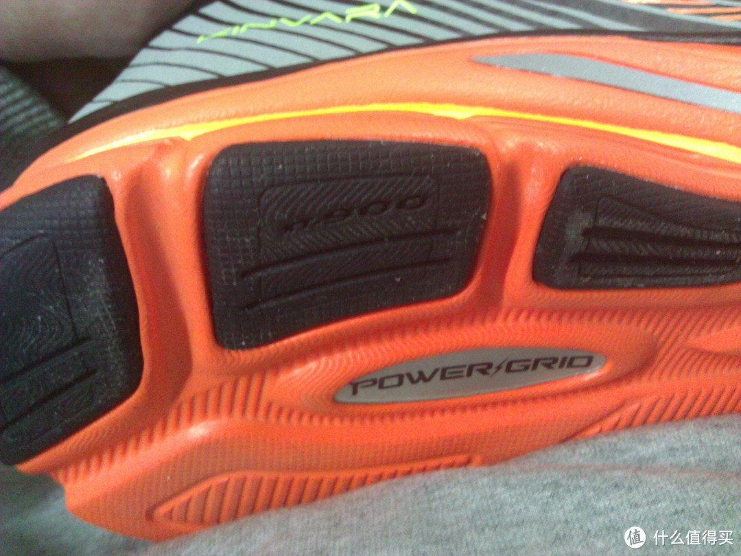白天不懂夜的骚:Saucony 索康尼 Kinvara 4 Viziglo 男款跑鞋 夜光版
