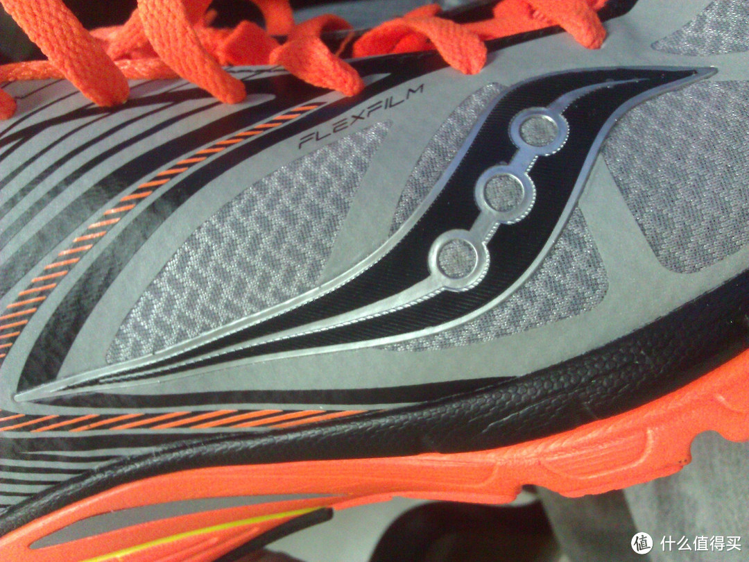 白天不懂夜的骚：Saucony 索康尼 Kinvara 4 Viziglo 男款跑鞋 夜光版