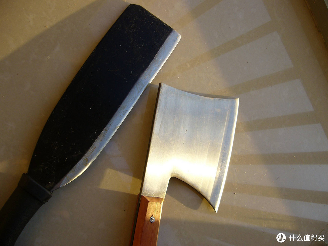 厨房里的手工锻打劈路刀&开山斧