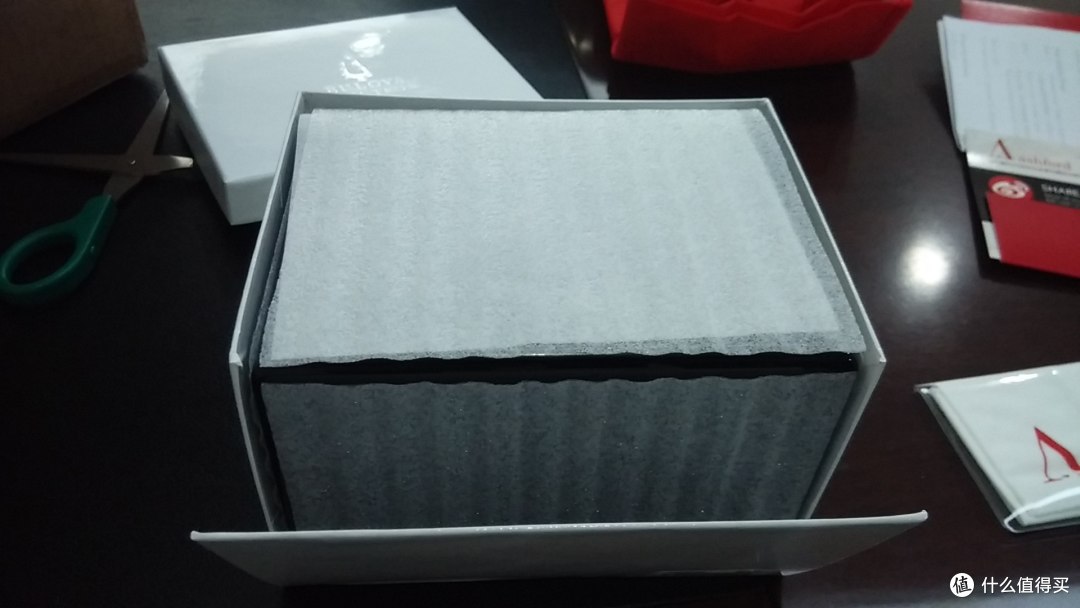 打开盖子,侧边可以打开,方便取表盒! 打开盖子,侧边可以打开,方便取表盒!
