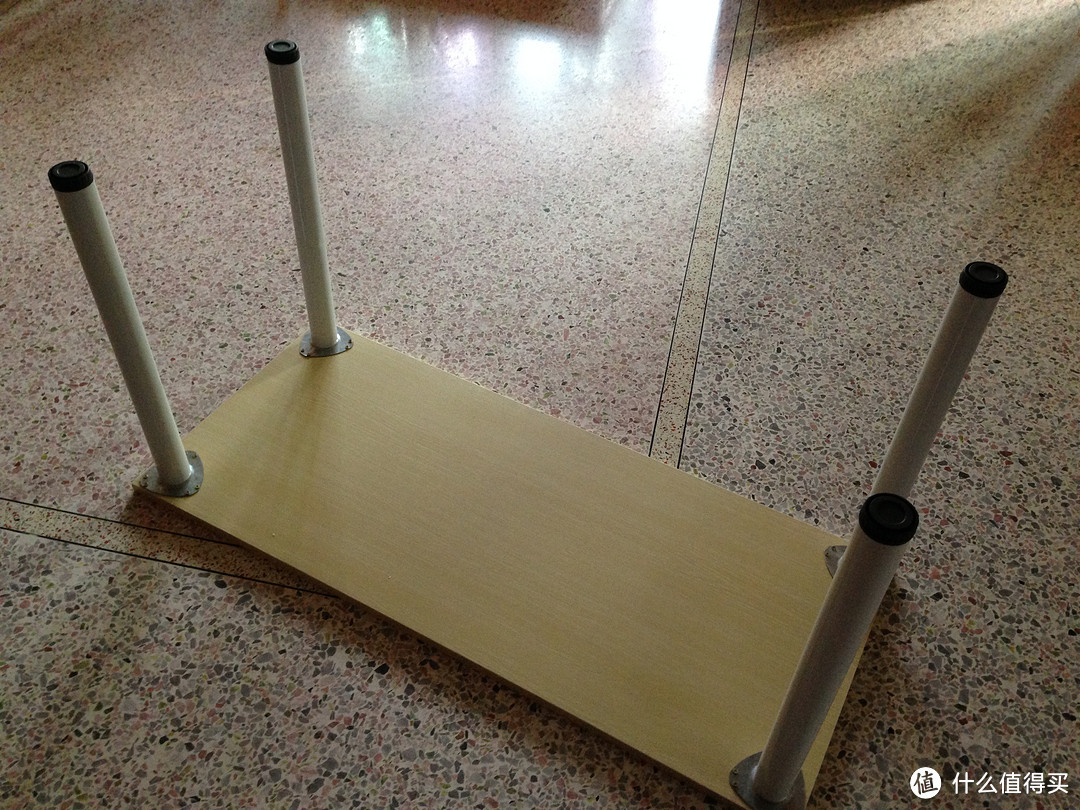 简约为美：一片木板四条腿的简易书桌