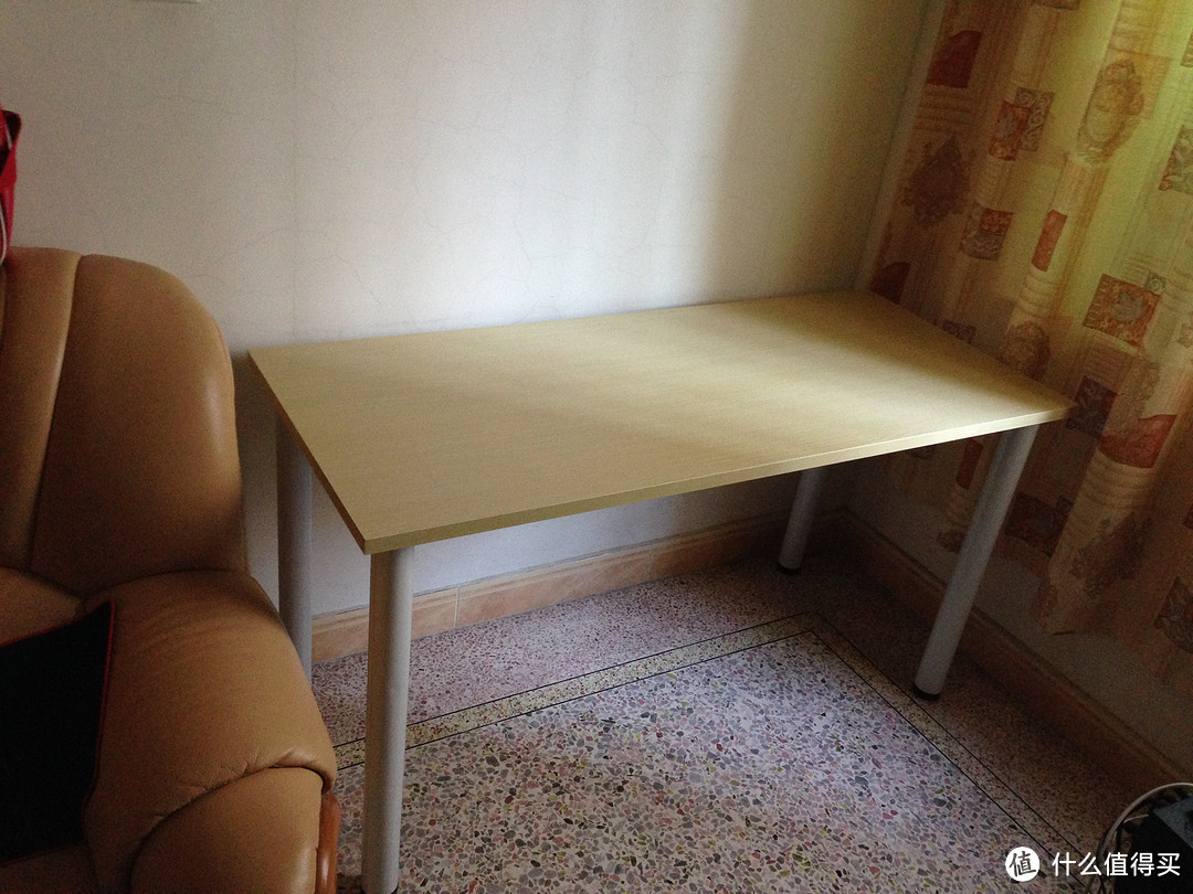 简约为美：一片木板四条腿的简易书桌