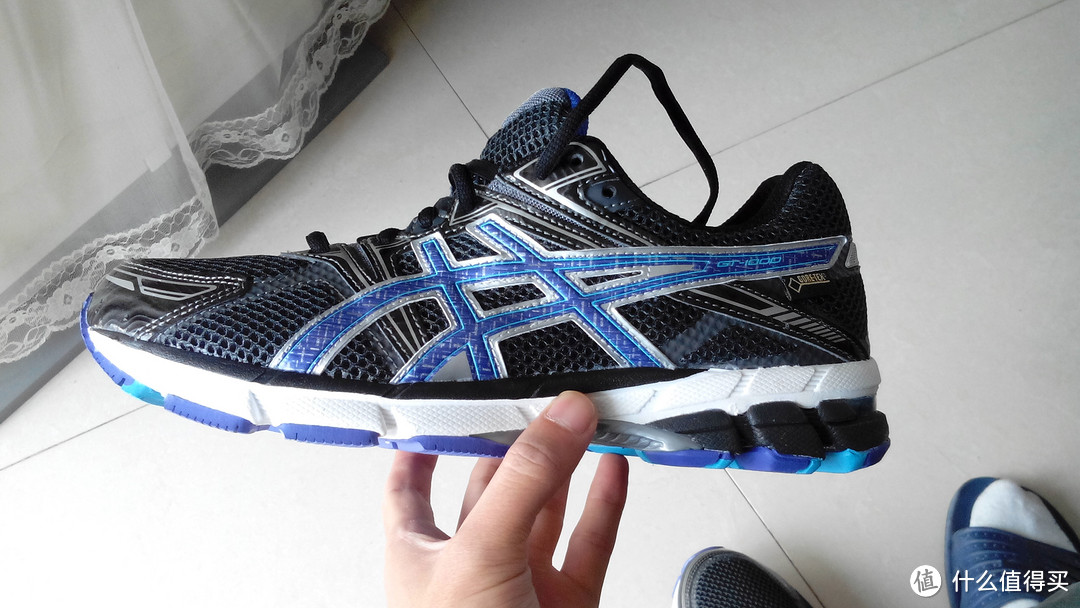 为了压马路购入 ASICS 亚瑟士 GT-1000 GTX 防水款跑鞋