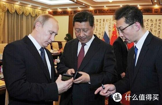 京东是首选：俄罗斯“双屏”国礼YotaPhone 2明年将登陆中国