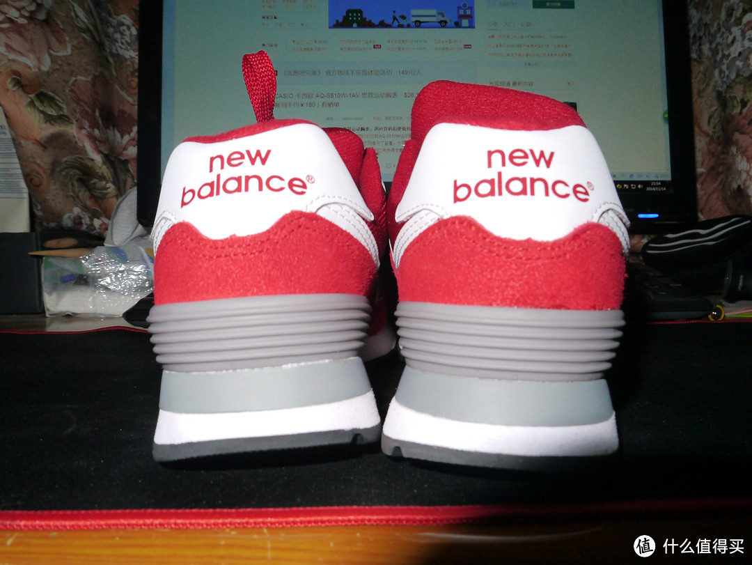来自于银泰百货的红色：new balance 新百伦 574 休闲运动鞋