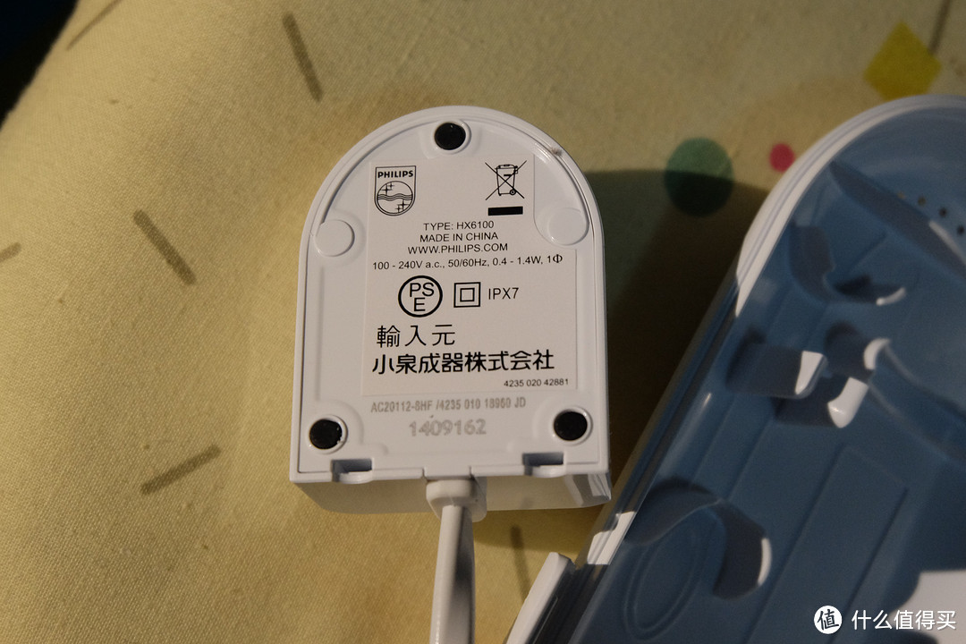 这是连接充电底座的插头，上面可以看到电压数