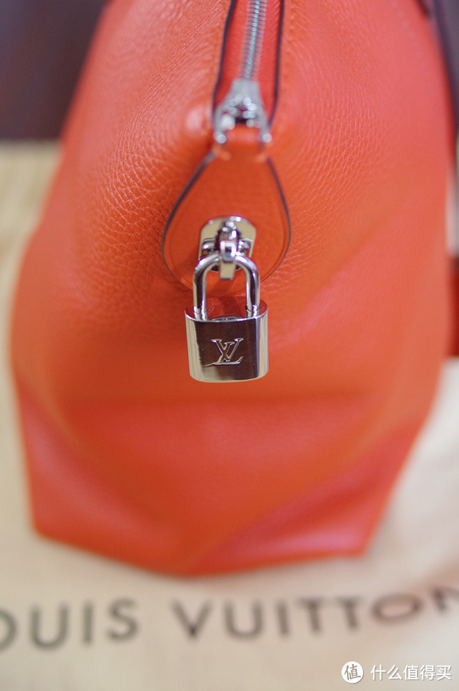 给媳妇儿的生日礼物:LOUIS VUITTON 路易威登 LOCKIT 手袋