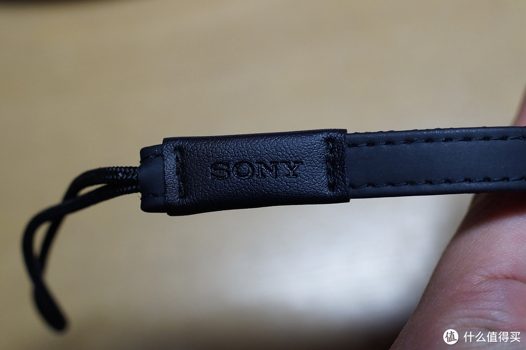 这个手绳绝对是SONY近期相机最好的标配了，仿皮质外层手感极佳