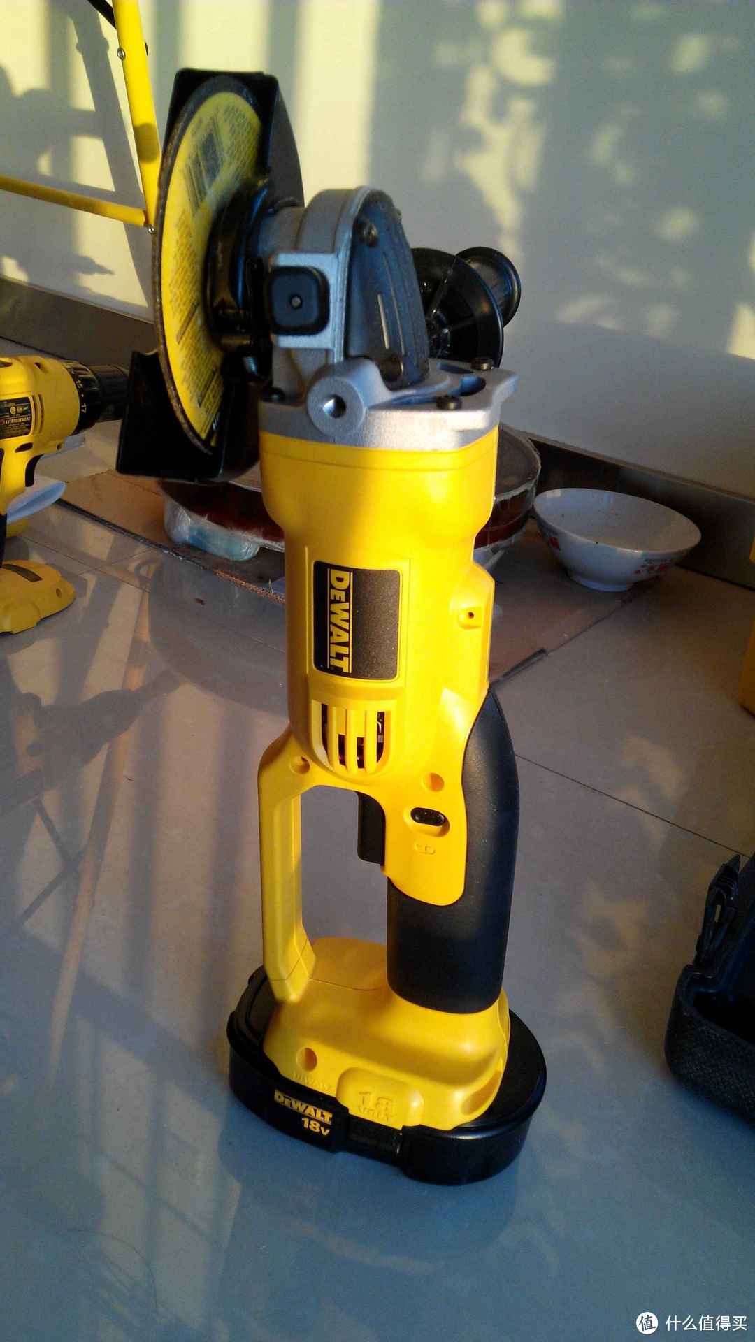 家居必備 篇二十九:dewalt 得偉 dc411b 無繩角磨機