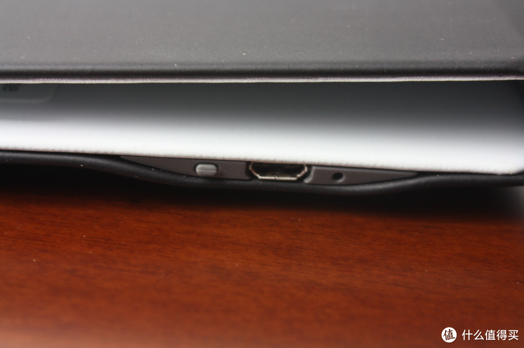 两款 罗技iPad air 蓝牙键盘保护套 黑白配 对比