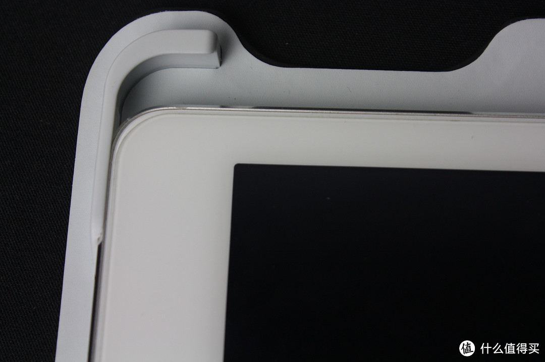 两款 罗技iPad air 蓝牙键盘保护套 黑白配 对比