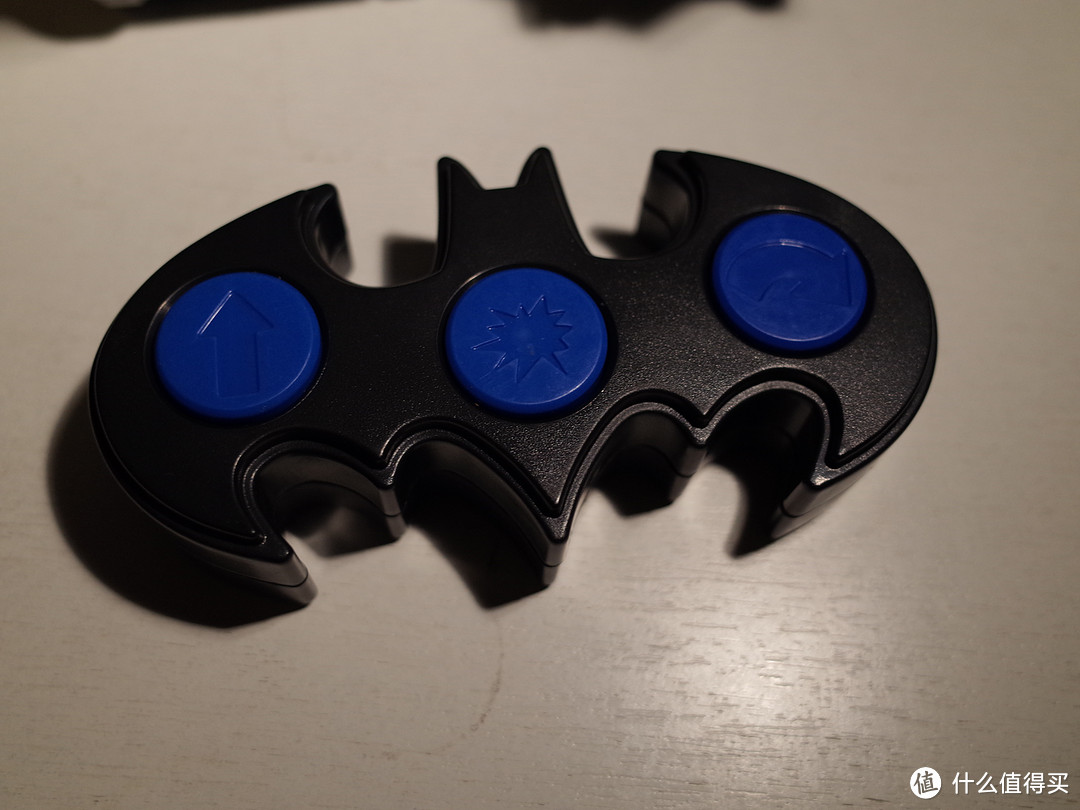蝙蝠侠型遥控器，三个按键，看样子应该是前行转弯和发动什么的。