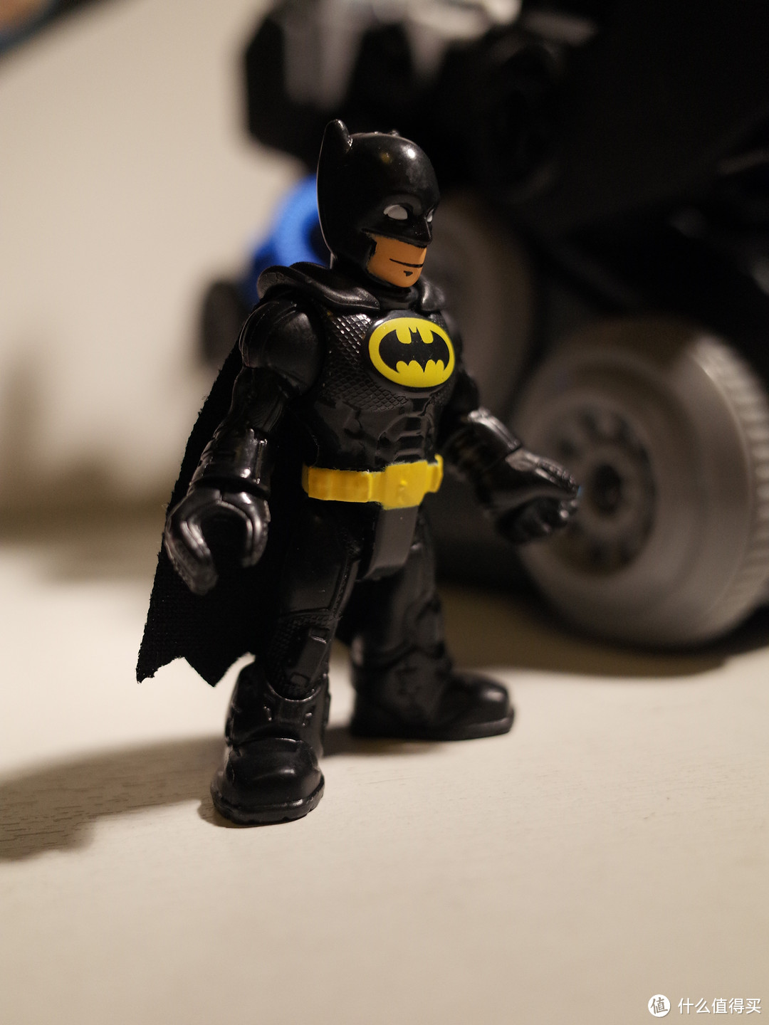 小蝙蝠侠还是蛮精神的，后面有个布质小披风。手臂能活动，腿不动