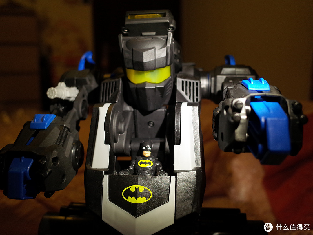 蝙蝠侠就位，大钳子似的手臂可以弹出活动。