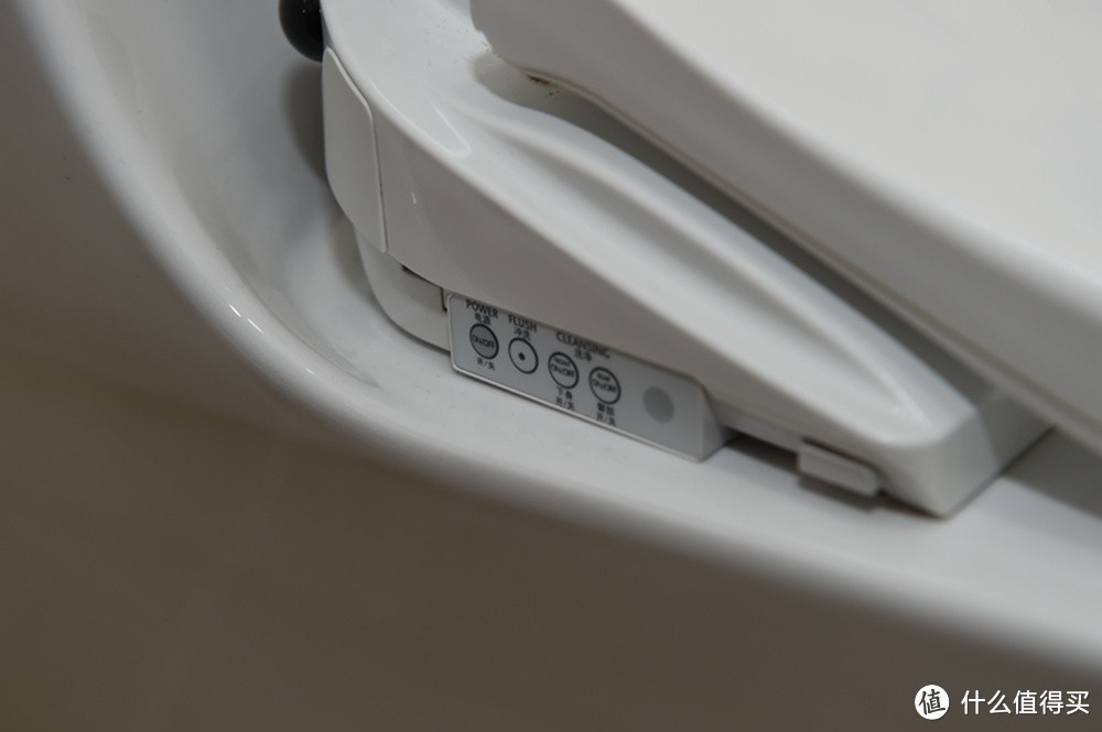 细节的品质:TOTO 一体型智能电子坐便器 CES4731CS & 镜柜