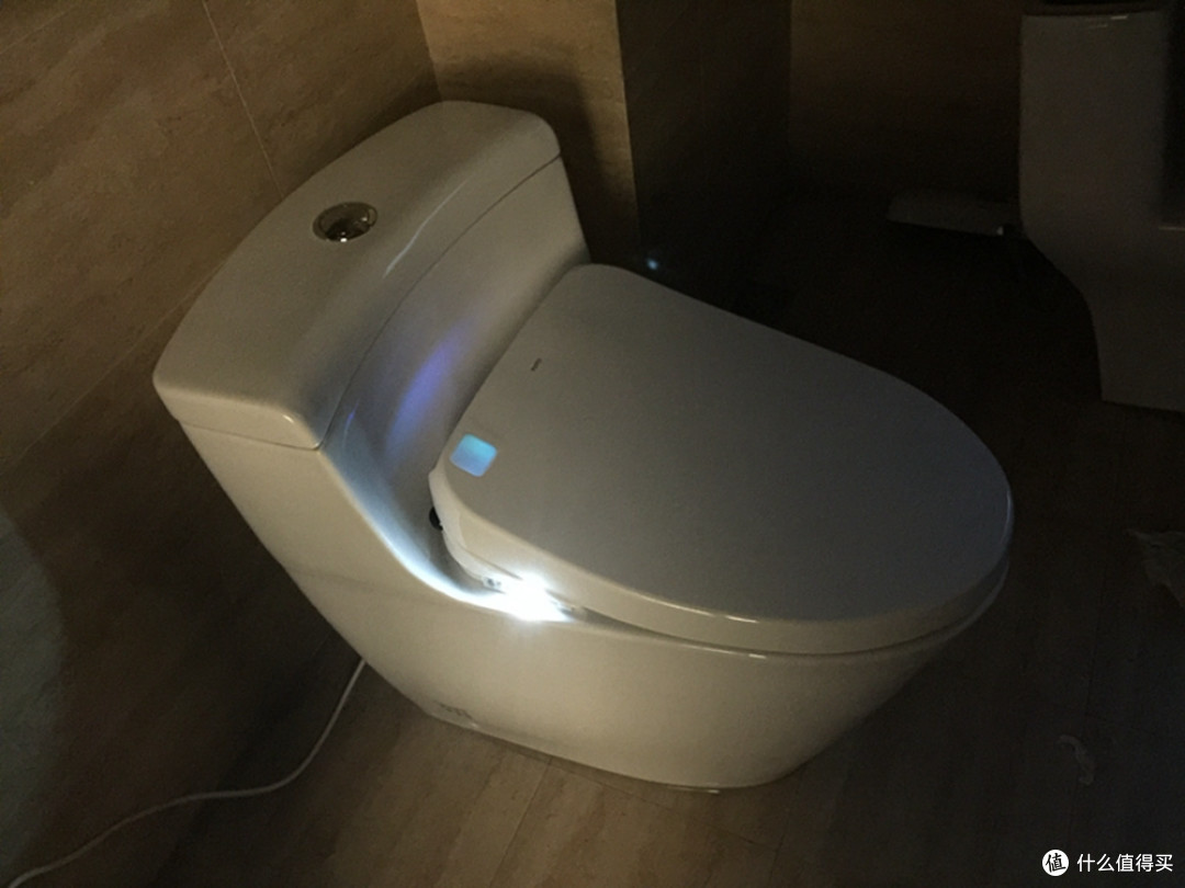 细节的品质：TOTO 一体型智能电子坐便器 CES4731CS & 镜柜