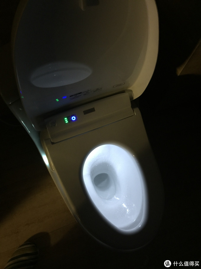 细节的品质 Toto 一体型智能电子坐便器ces4731cs 镜柜 马桶盖 什么值得买