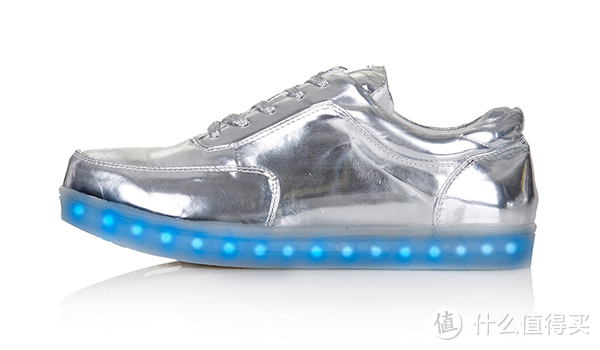 跑鞋也有底盘灯：TOPSHOP x GLOW 推出 Trance Light Up Trainers 运动鞋