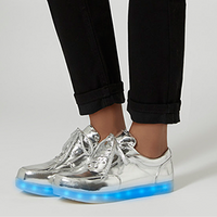 跑鞋也有底盘灯：TOPSHOP x GLOW 推出 Trance Light Up Trainers 运动鞋