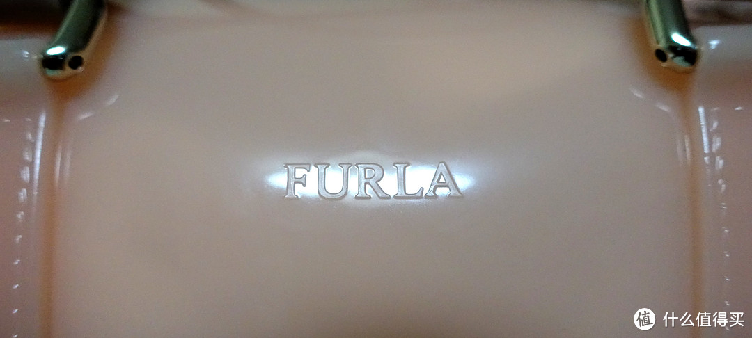 “FURLA”logo