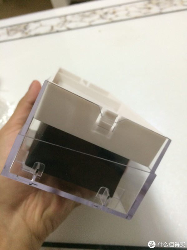 卡扣式的盒子可以轻松打开