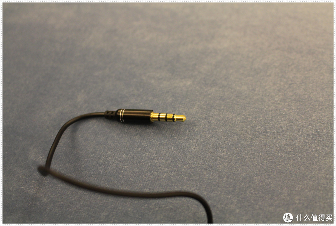 小巧而舒适： SOMIC 硕美科E258 耳塞式音乐手机耳机 带线控可通话 立体声 黑色