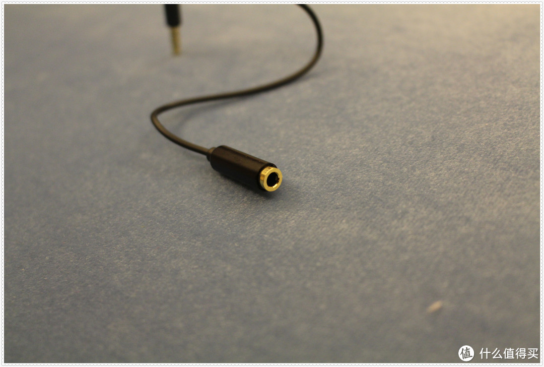 小巧而舒适： SOMIC 硕美科E258 耳塞式音乐手机耳机 带线控可通话 立体声 黑色