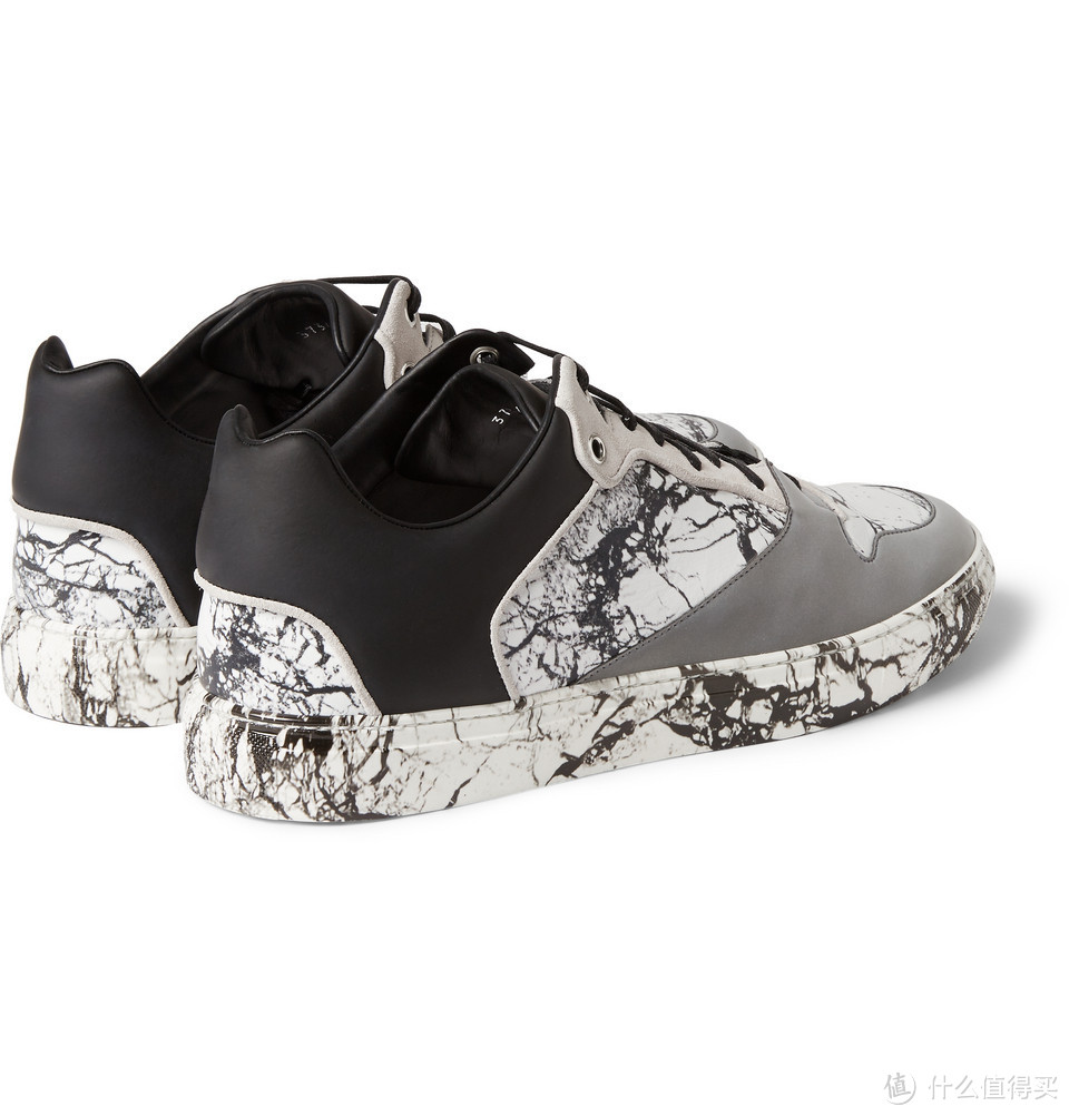看起来好硬：Alexander Wang 为巴黎世家打造大理石风格运动鞋