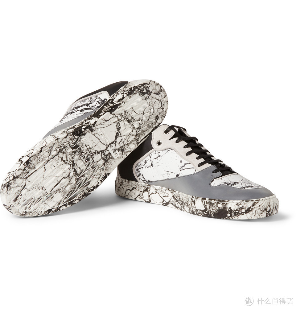 看起来好硬：Alexander Wang 为巴黎世家打造大理石风格运动鞋