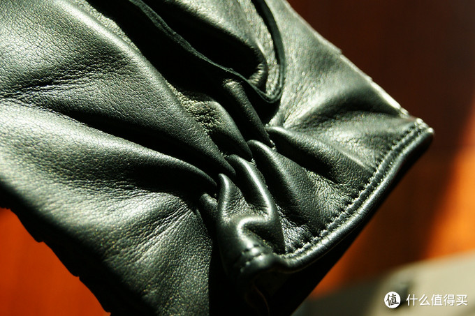 冬日里的温暖：Bottega Veneta 男士黑色编织软质小羊皮手套