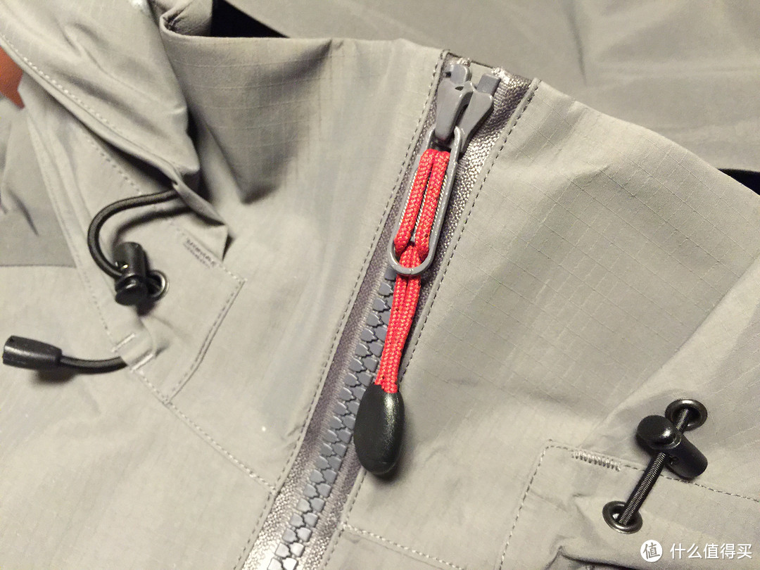 拉链细节,红色的拉链非常抢眼