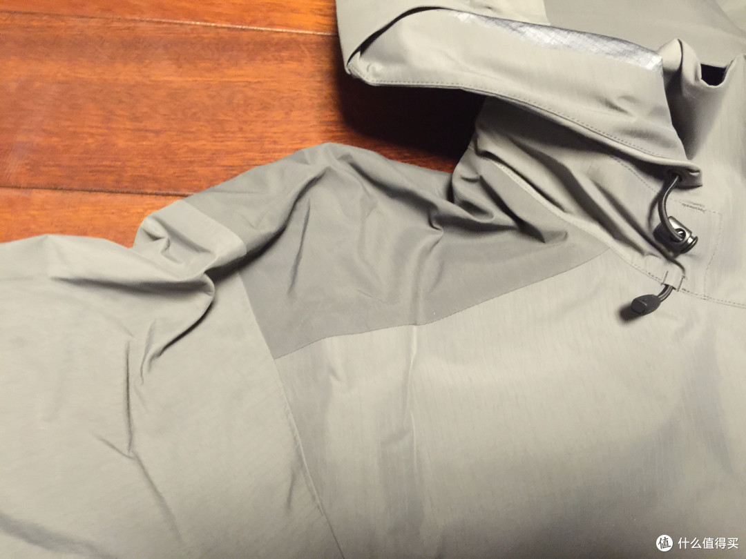 从颜色上就可以看到肩部使用了N80p的gore-tex pro