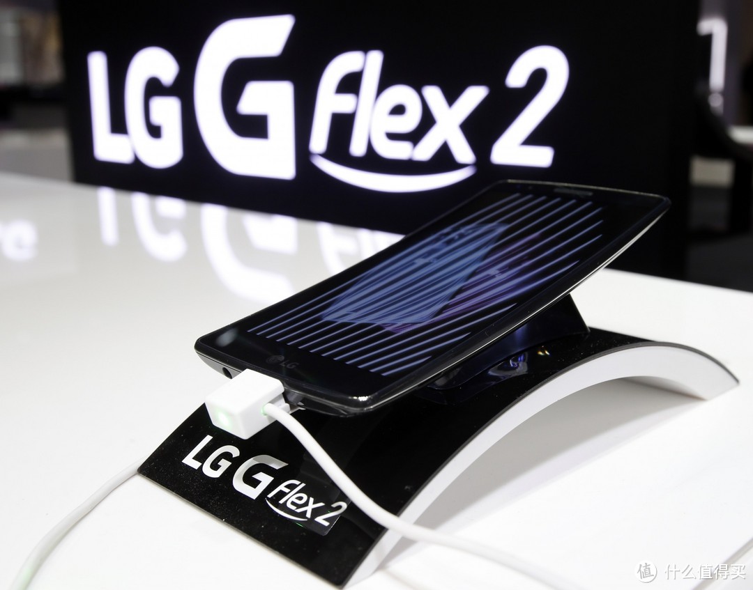 搭载骁龙810 + 自愈超能力提升：LG 发布 G Flex 2 二代曲面屏手机