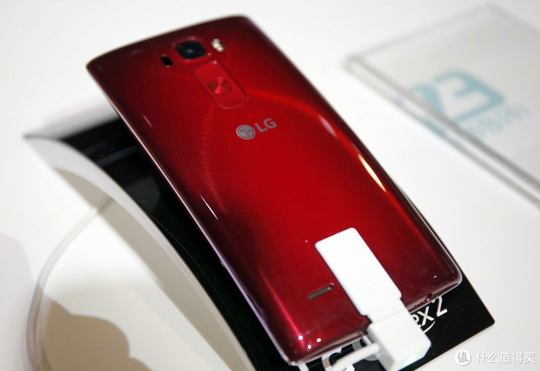 继续掰弯之路：LG G FLEX 2曲面屏手机 3月起全球开卖