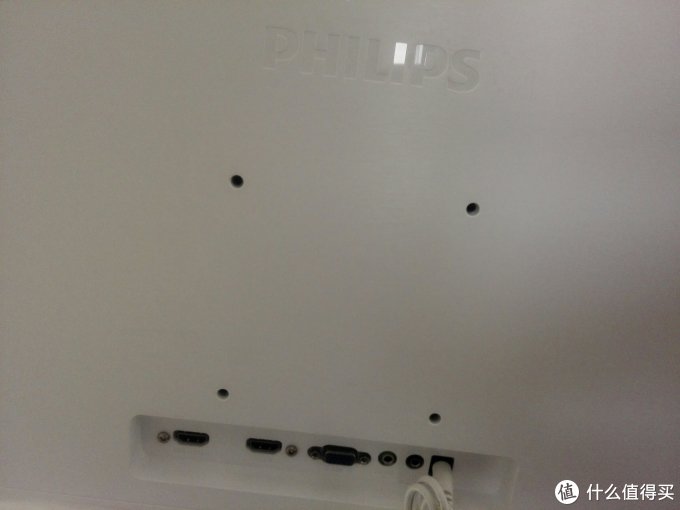 4个可以壁挂的孔