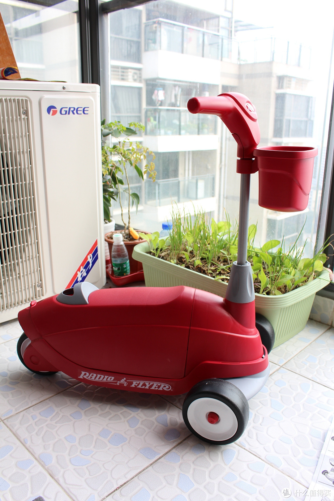 宝宝新礼物，红色小车车：Radio Flyer Ride 2 Glide Ride On 二合一滑板车